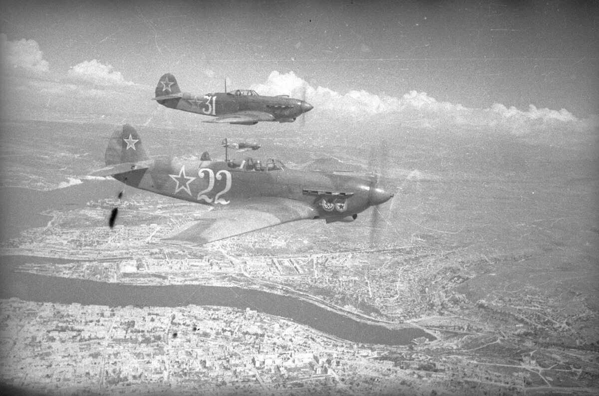 Самолет 1943 года. Самолеты вов 1941-1945. як 9 вов. самолеты в небе бой вов 1941-1945. самолеты советские в небе бой вов 1941-1945.