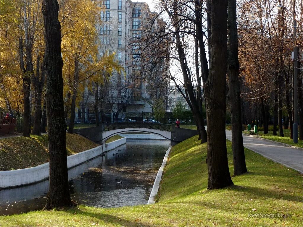 Сцена в хамовниках. Парк усадьба Трубецких в Хамовниках. Детский парк усадьба Трубецких в Хамовниках. Парк Мандельштама в Хамовниках. Парк усадьбы Трубецких метро Фрунзенская.