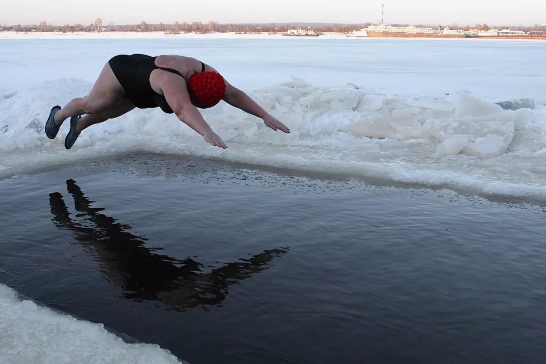 Средства самоспасения на льду. Человек паровалися под лёд. Торчит из полыньи. Дети провалились под лёд в иркутске, один. Рыбак провалился под лед.