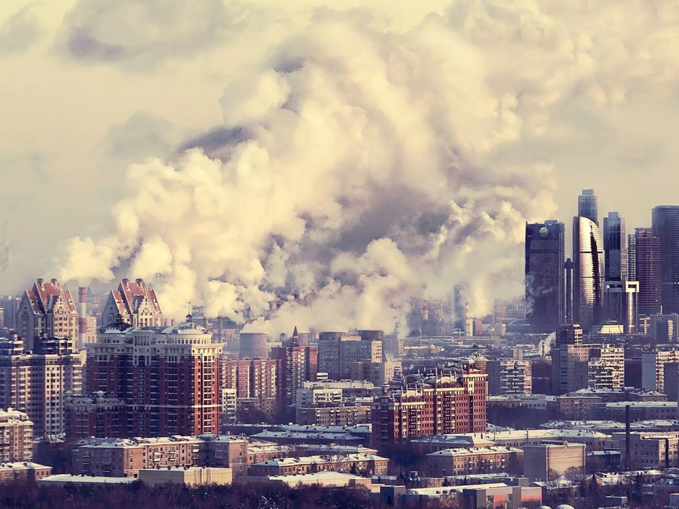 This pollution is gathered in clouds. Москва Сити смог. Загрязнение воздуха в городе. Город в дыму. Загрязнение атмосферы в городах.