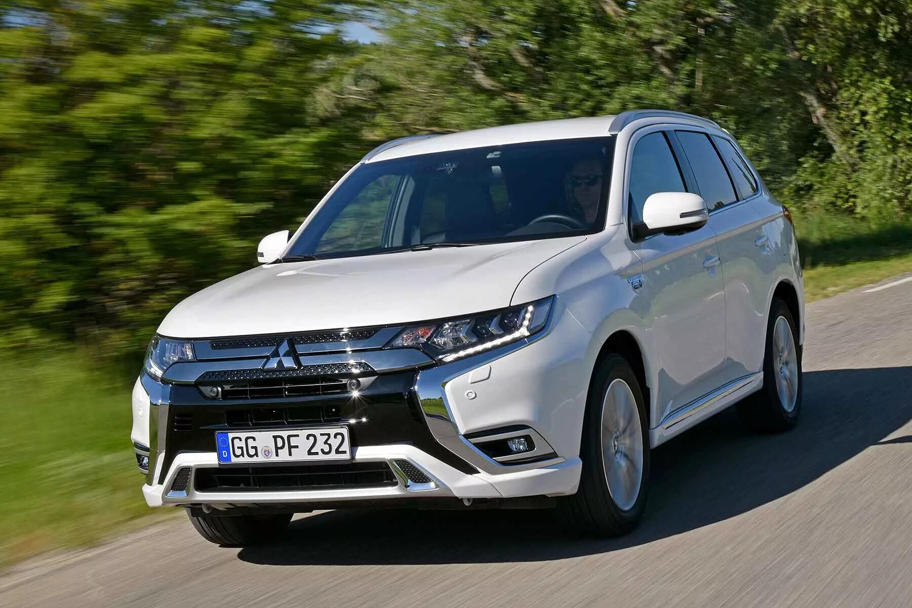 Mitsubishi гибрид. Mitsubishi Outlander PHEV. Митсубиси Аутлендер PHEV. Mitsubishi Outlander ПХЕВ. Митсубиси Аутлендер 2019.