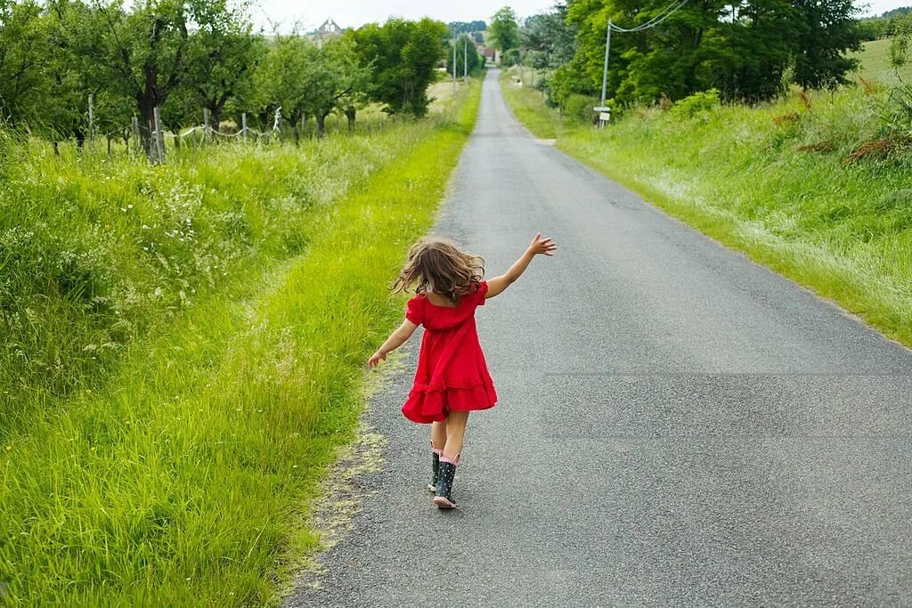 Девочка идет по дороге. Дети идут по дороге. Девочка бежит по дороге. Маленькая девочка идет. Попасть шагать