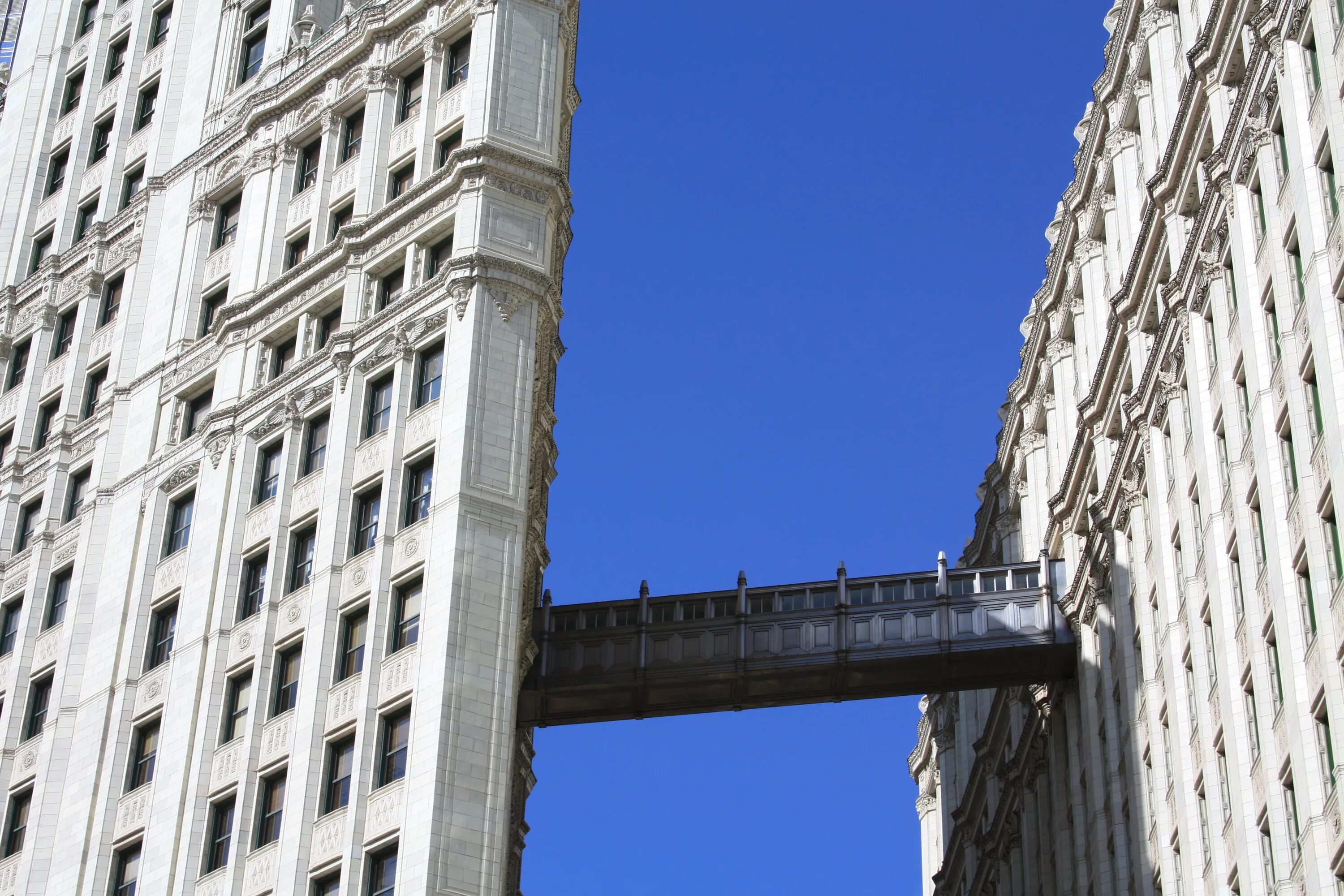 Важные здания в городе. Ригли-Билдинг Чикаго. Небоскрёб Ригли Билдинг. Небесные мосты между зданиями. Башня Wrigley, Чикаго.