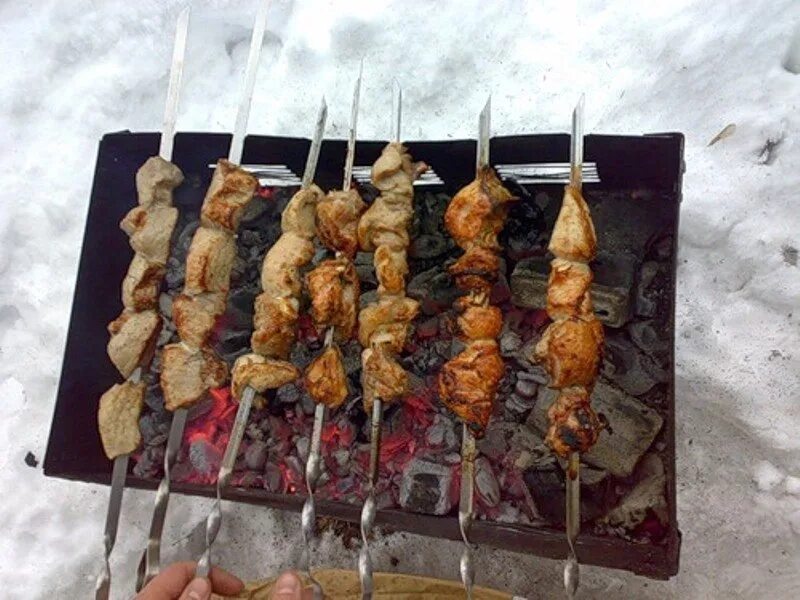 Шашлык зимой рецепты. Зимний шашлык. шашлык на мангале зимой. шашлык на снегу. зимний шашлык на даче.