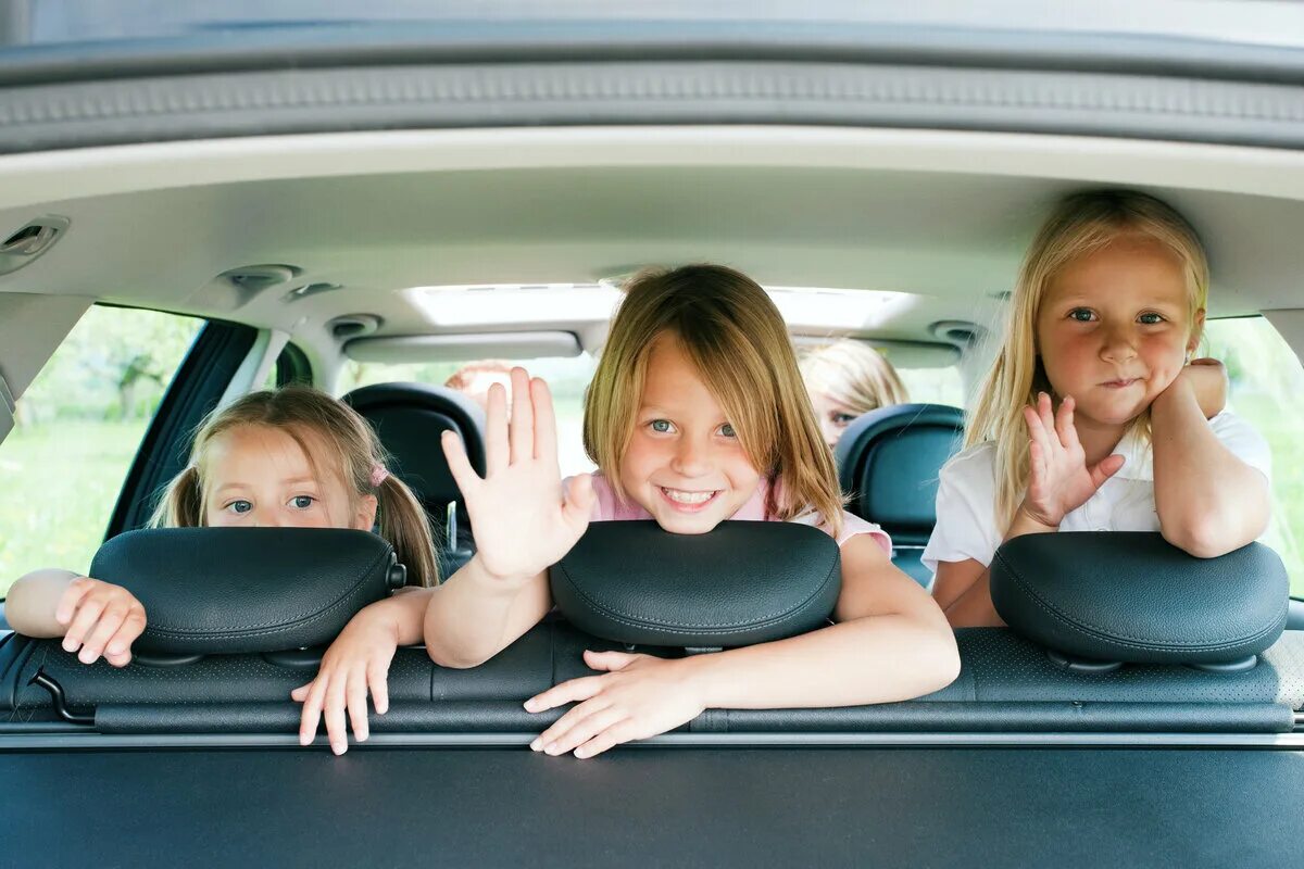 Почему машины родители. Машина для детей. Дети на дороге. Женщина с ребенком в автомобиле. Пассажир в машине.