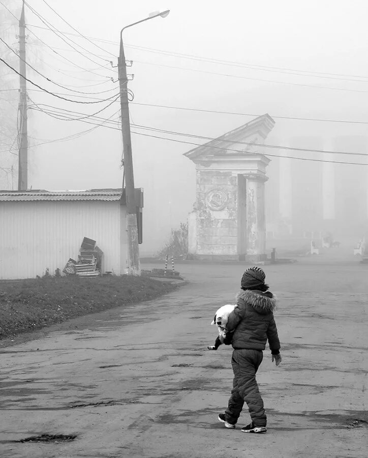 Буквы уфа на въезде в город. Пешеход ночью. Уездный город n гоголь. Закат в городе. В городе n установлены.