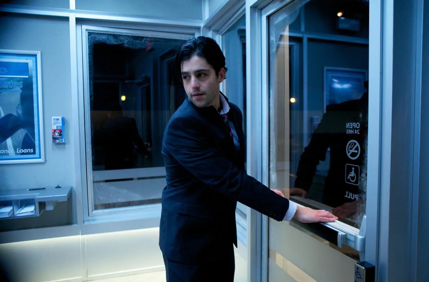 мошенники возле банкомата. банкомат темно. у банкомата 3 ночи. мужчина у банкомата. банкомат на улице ночью.