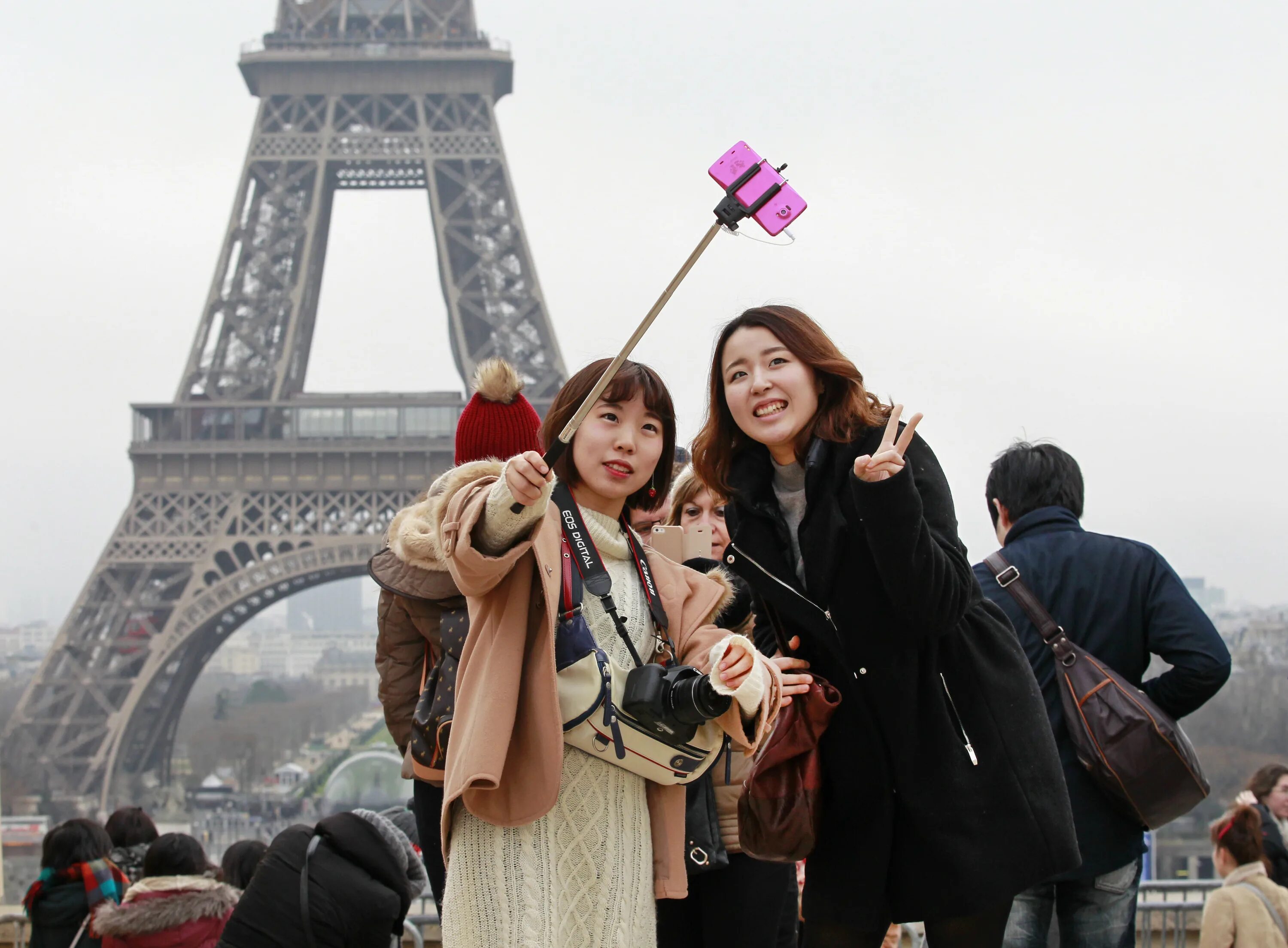 Французы и китайцы. Туристы во Франции. Жители Японии. Туристы в Париже. Японские туристы в России.