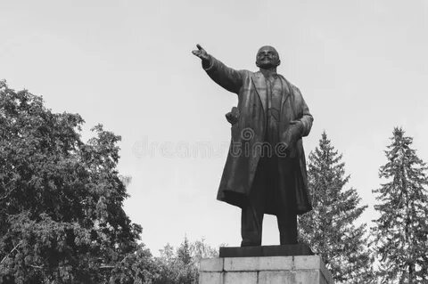 Памятник с поднятой рукой