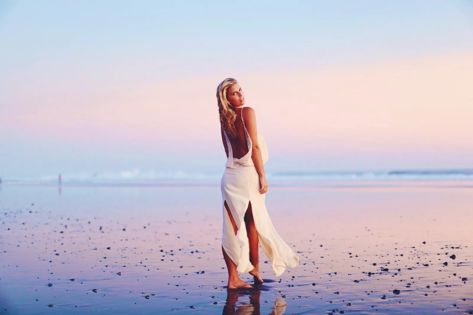 Девушки мечты. Девушка на скале. Девушка мечтает арт. Мечта картинки. Мечты сбываются.