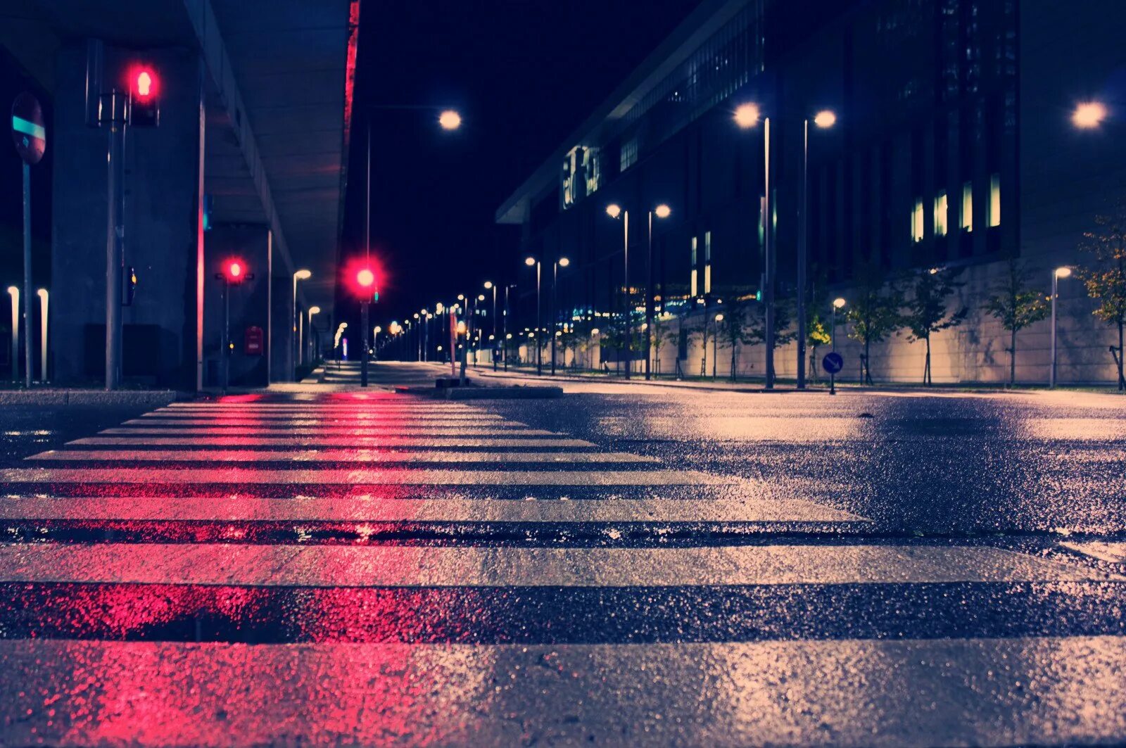 Фото на улице на телефон. Ночная улица. Ночной город улица. Дорога в городе. Пустая ночная улица.