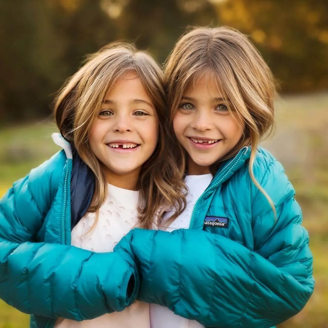 Близняшки кэрро. Близняшки клементс. Близнецы лиа роуз и ава мари. Сэм сара близняшки. Девочки близняшки.