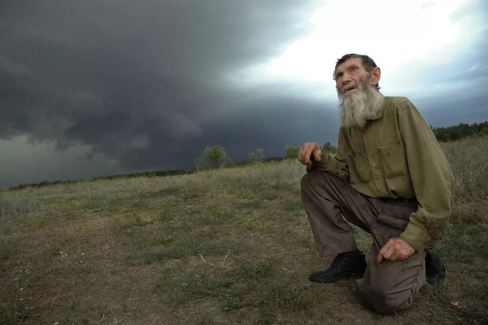 Бородатый старик. Деревенский дед с бородой. Настоящий русский человек. Старик с борордойв деревне.