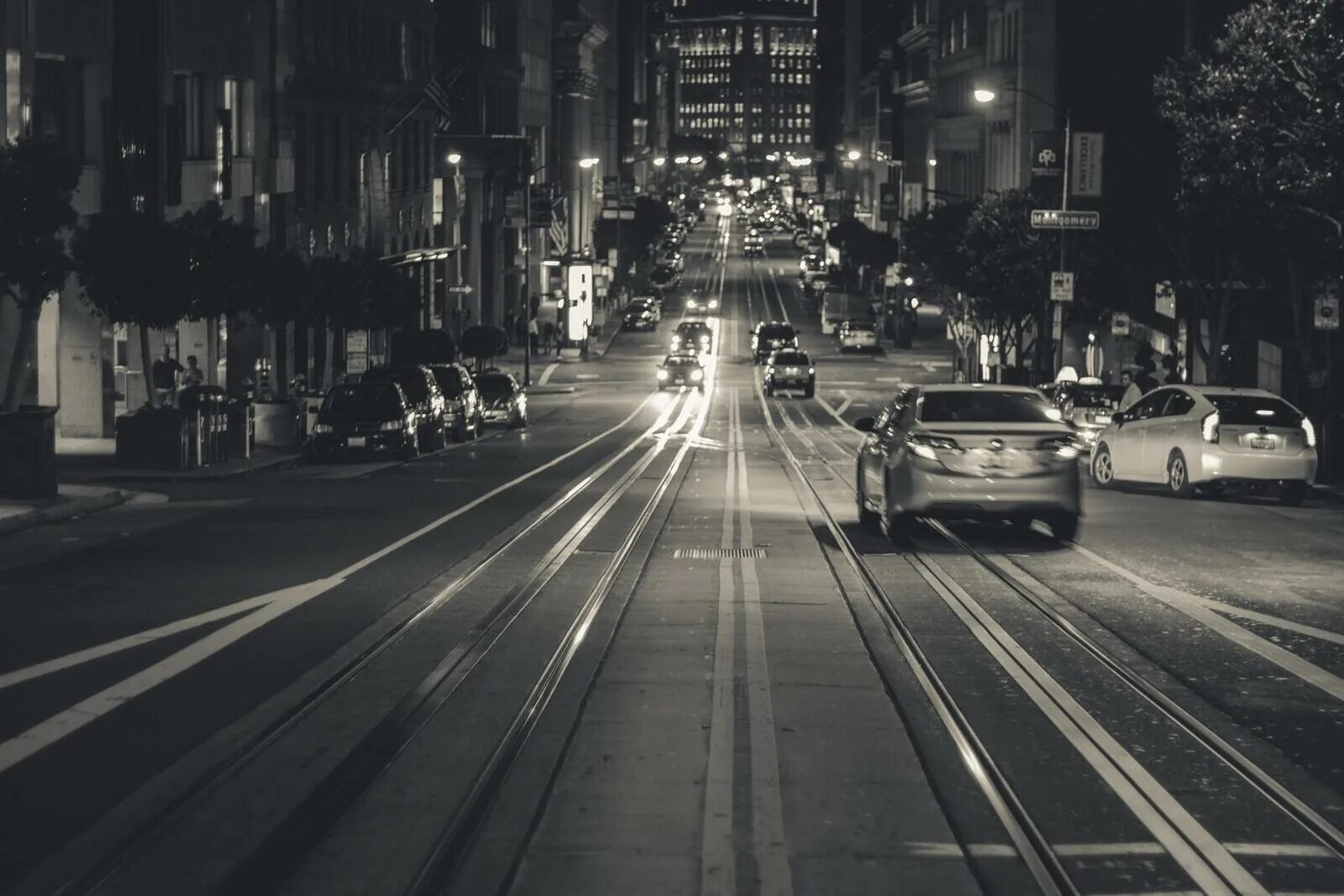 Сан Франциско Найт. Дорога в городе. Улицы города черно белые. Дорога улица машины.