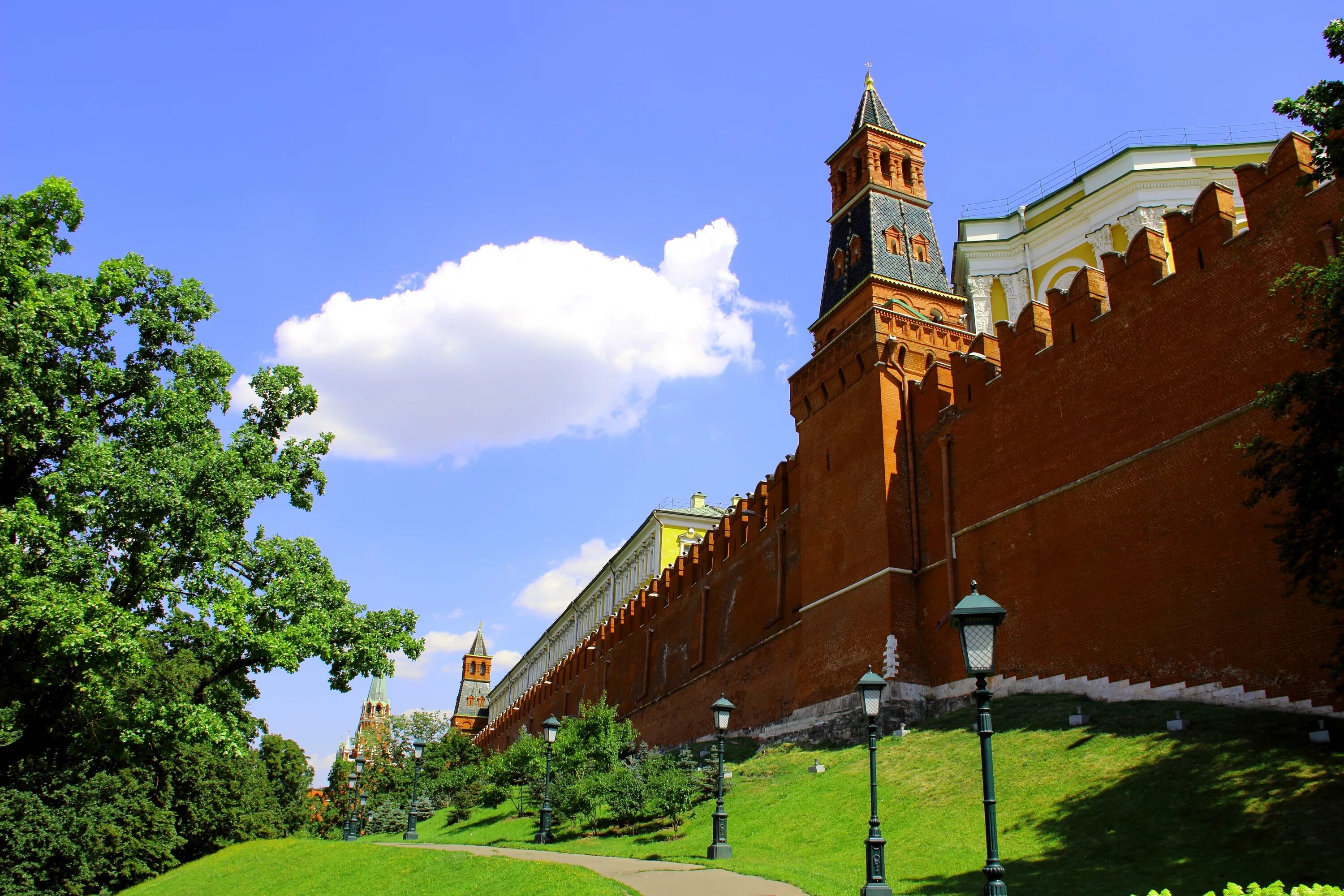 Боровицкий холм река. Оружейная башня Московского Кремля. Боровицкая башня Московского Кремля. Московский Кремль Александровский сад. Москва Александровский сад Кремлевская стена.