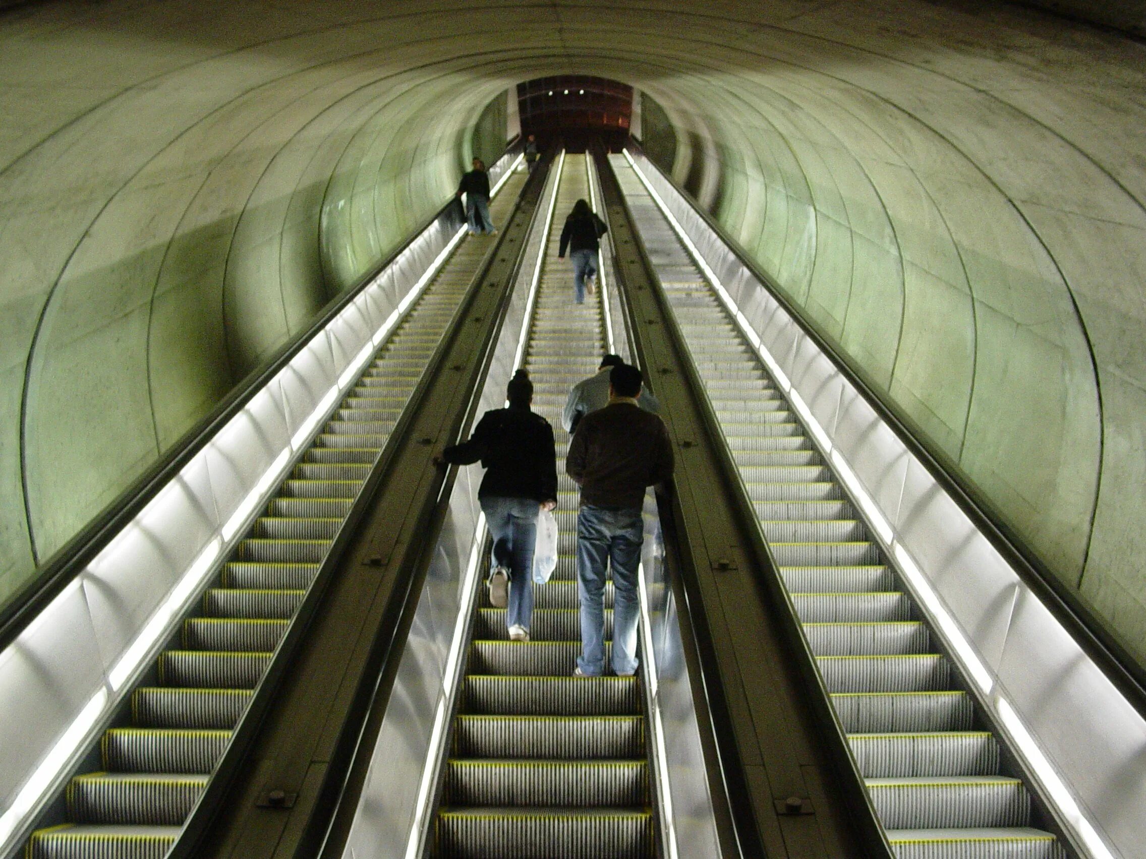 Эскалатор метрополитена поднимает стоящего. Люди на эскалаторе. Люди на эскалаторе в метро. Эскалатор вниз. Метро Вашингтона.