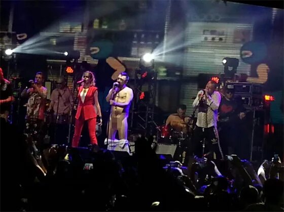 Штаны на концерте. Эминем /2010 на крыше концерт. А-групп челябинск. Штаны на концерте. Штаны на концерте.