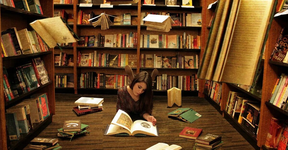Читатели в библиотеке. Люди в библиотеке. Книжки в библиотеке. Чтение в библиотеке.
