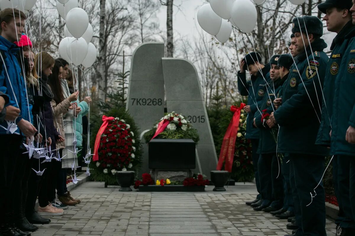 Трагедия унесшая жизни. Памятник жертвам катастрофы в Египте. Катастрофа над Синайским полуостровом тела. Синай самолет катастрофа.