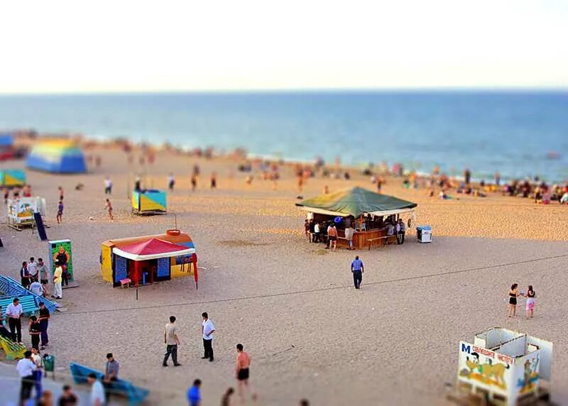 Каспийское море каспийск отзывы. Махачкала каспийск море. астрахань каспийское море пляж курорт. пляжи каспия в астрахани. городской пляж каспийск дагестан.