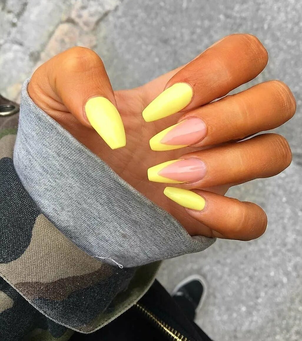 Дизайн ногтей светоотражающие. Длинные ярко желтые ногти. Жёлтый маникюр на длинные ногти. Желтые миндальные ногти. Ногти миндаль желтые.