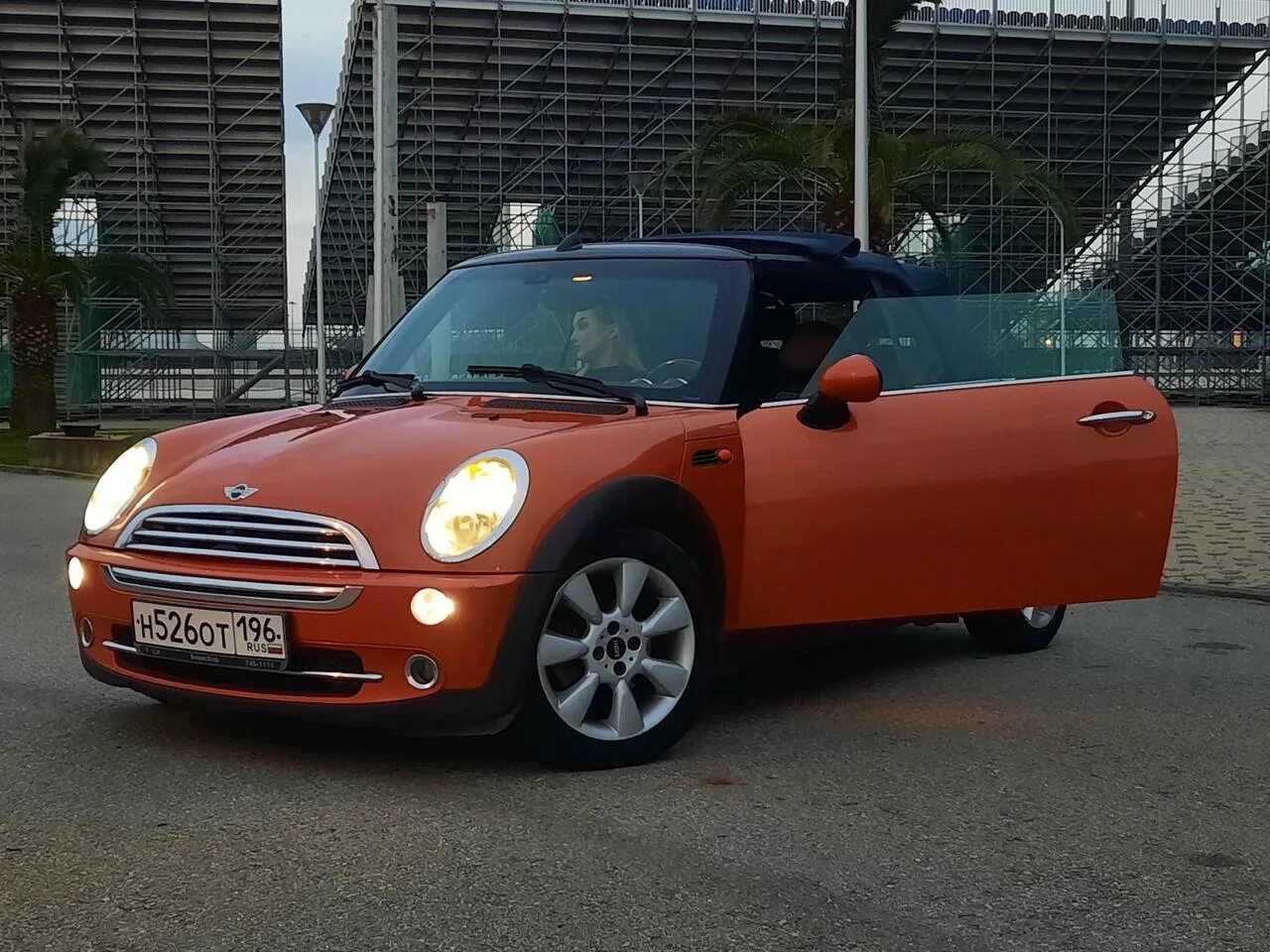 Прокат мини. Мини Купер кабриолет розовый. Rent Mini Cooper s Convertible багажник. Прокат мини Купер Сочи кабриолет. Спортивные Тачки кабриолет кафе.