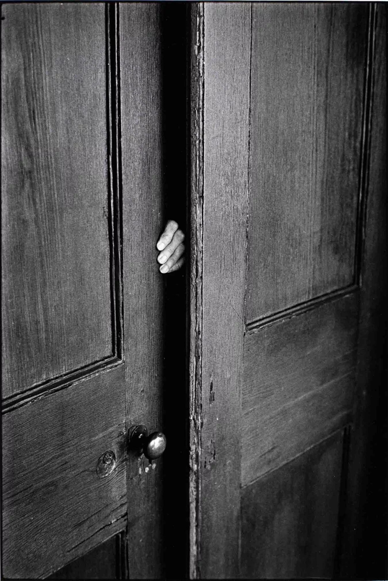 Запирайте дверь в квартире. Elliott Erwitt 1968. Закрытые двери. Открытая дверь.