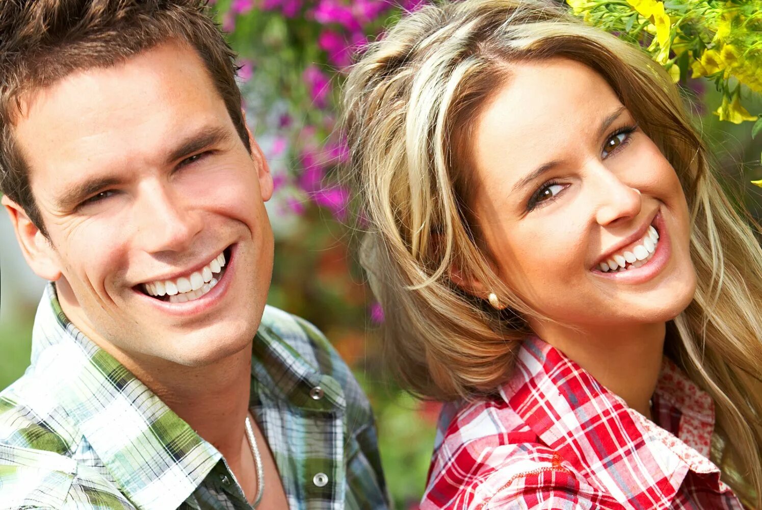 переговоры мужчина и женщина. улыбающийся человек. мужчина и женщина здороваются. бывший при встрече улыбается. бывший при встрече улыбается.