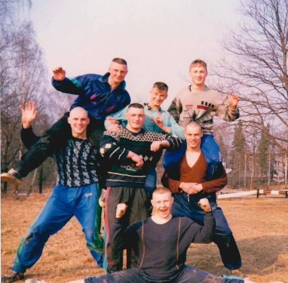 Общество в 90 е. 90е года Россия мужчина в спортивных. Мода 90 годов. Молодежная мода 90-х годов. Костюмы 90-х годов.