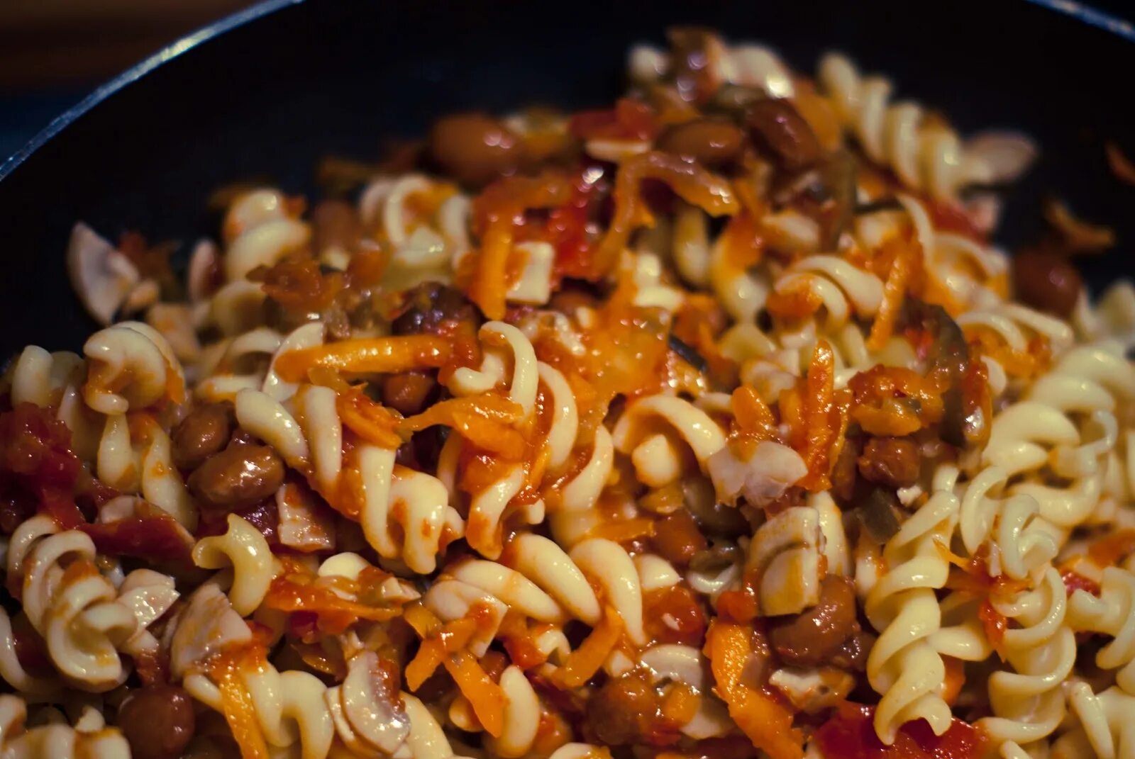 паста с грибами. фасоль блюда с макаронами. паста с красной фасолью в томатном соусе. макароны с фасолью в томатном соусе. суп фасолевый с макаронами.