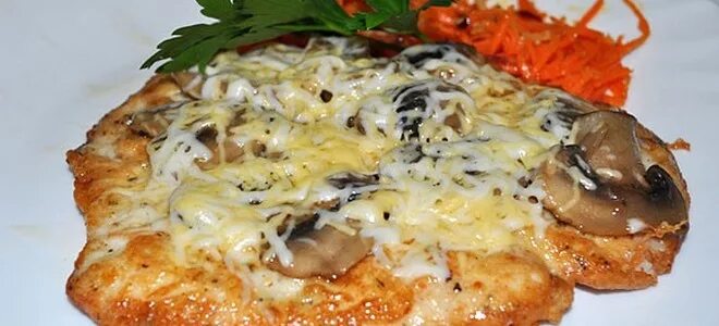 Куриные отбивные с грибами и сыром в духовке. Отбивная с грибами и сыром в духовке. Куриная отбивная с грибами и сыром. Отбивные с грибами и сыром в духовке.