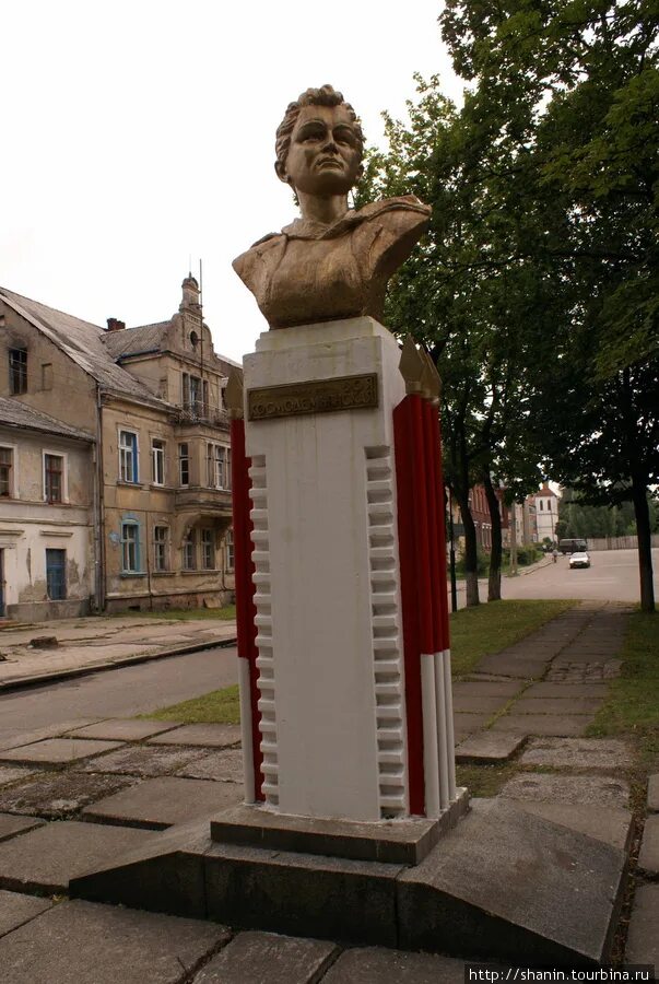 Памятник гусеву. Город Гусев памятники. Памятник Зое Космодемьянской в Гусеве. Памятник Гусеву в Гусеве. Памятники Гусева Калининградской области.