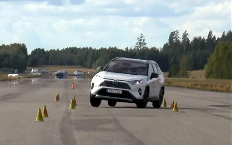 Тойота рав 4 Лосиный тест. Лосиный тест rav4. Рав4 Лосиный тест. Рав4 Лосиный тест опрокидывание. Тест рав