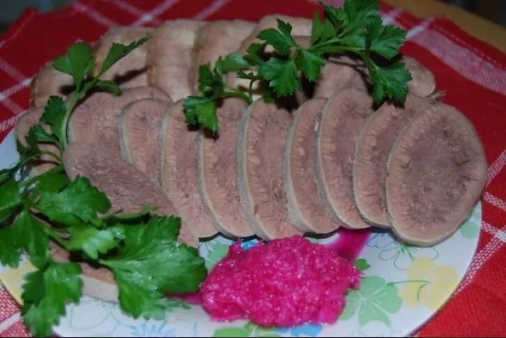 Язык говяжий нарезка. Язык говяжий нарезка. Язык говяжий рецепт приготовления фото. Говяжий язык нарезанный. Как это телячий восторг.