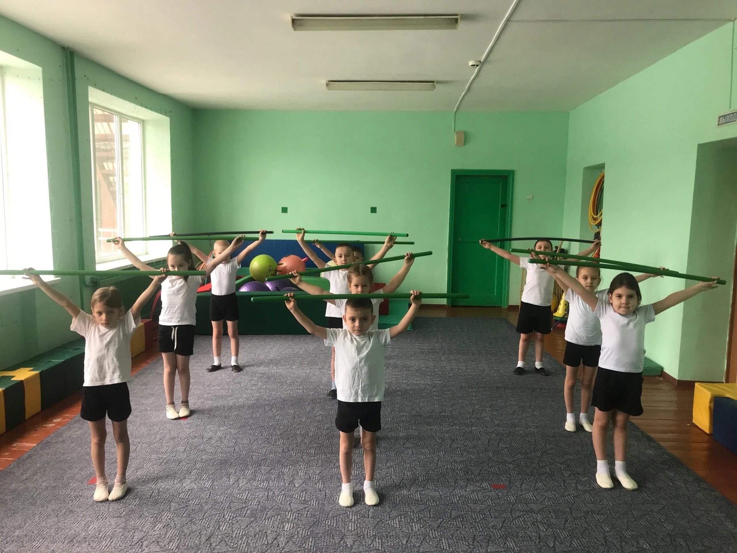 физкультурные занятия занятия в начальной школе. физкультура в школе. физкультура младших школьников. лфк в школе. упражнения с набивными мячами на уроке физкультуры.