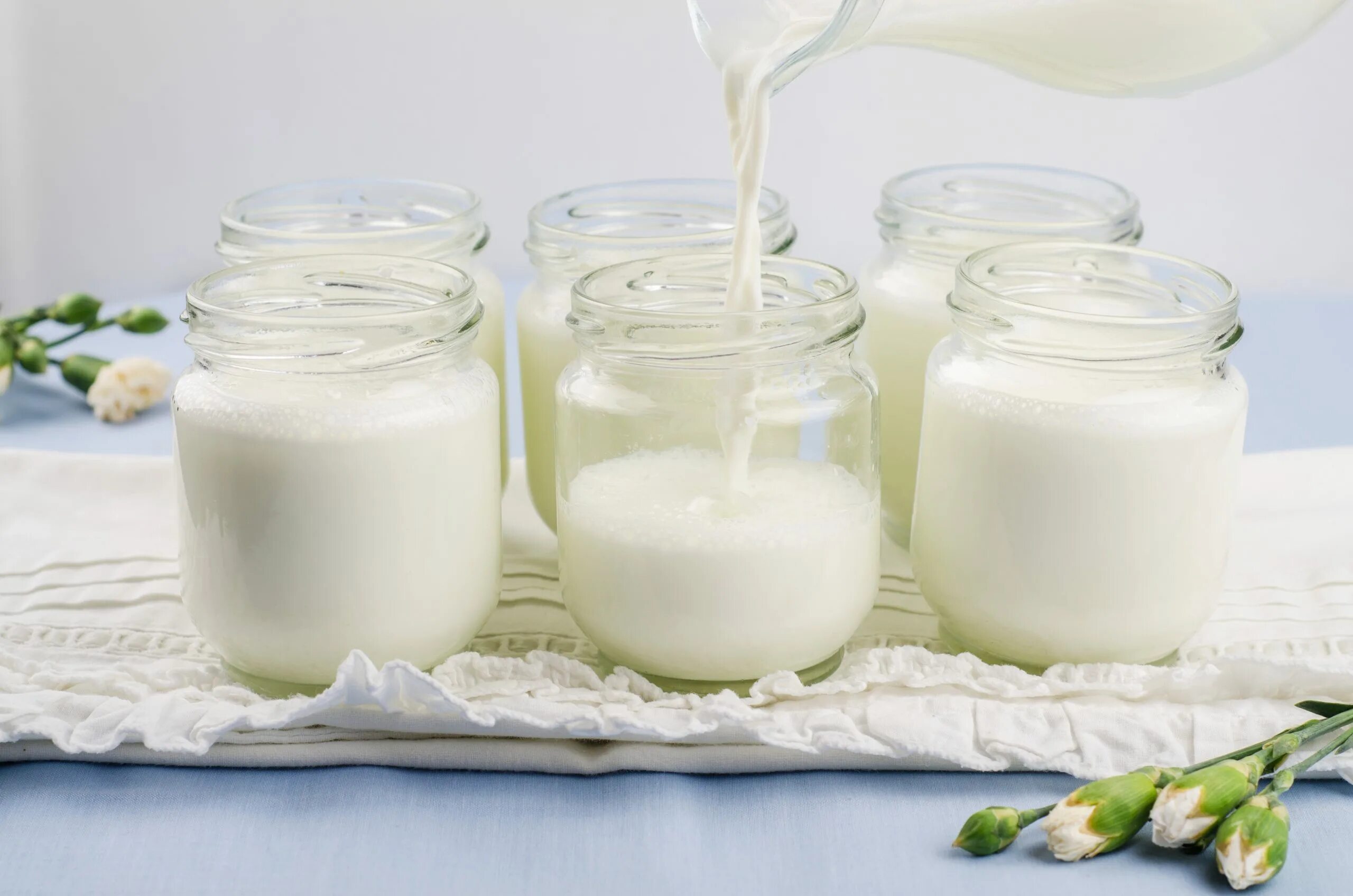 Стакан кефира. Ласси индийский напиток. Скисшее молоко. Кефир полезен для организма. Кефир или простокваша на ночь.