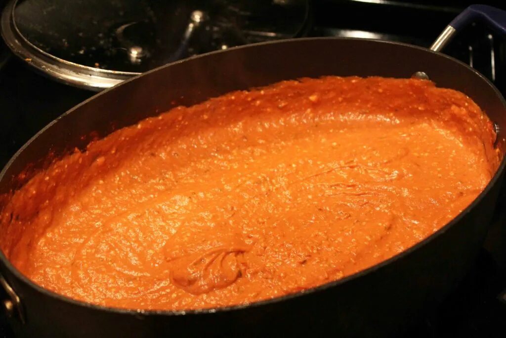 Паста с томатным соусом. Биточки с подливкой. Тефтели мясные в томатном соусе. Котлеты с подливкой на сковороде с томатной пастой. Подливка для котлет из томатной пасты.