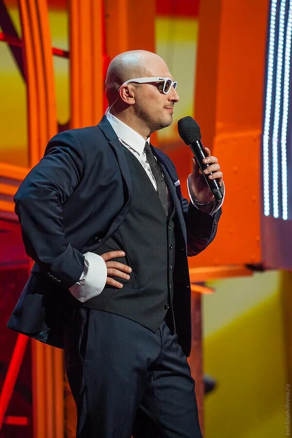 ведущий 2 звезды. две звезды отцы и дети первый канал. ведущая 2 звезды. две звезды 1 канал. ведущий 2 звезды.