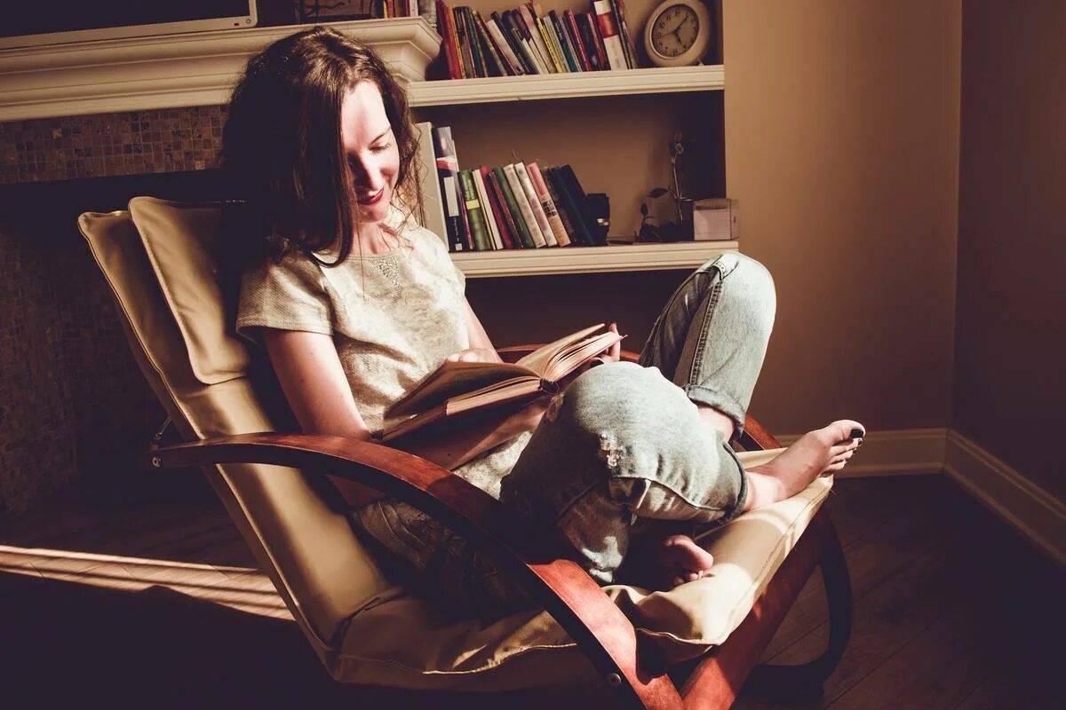 Кресло для чтения. Фотосессия в кресле с книгой. Девушка в кресле с книгой. Кресло с книгами.