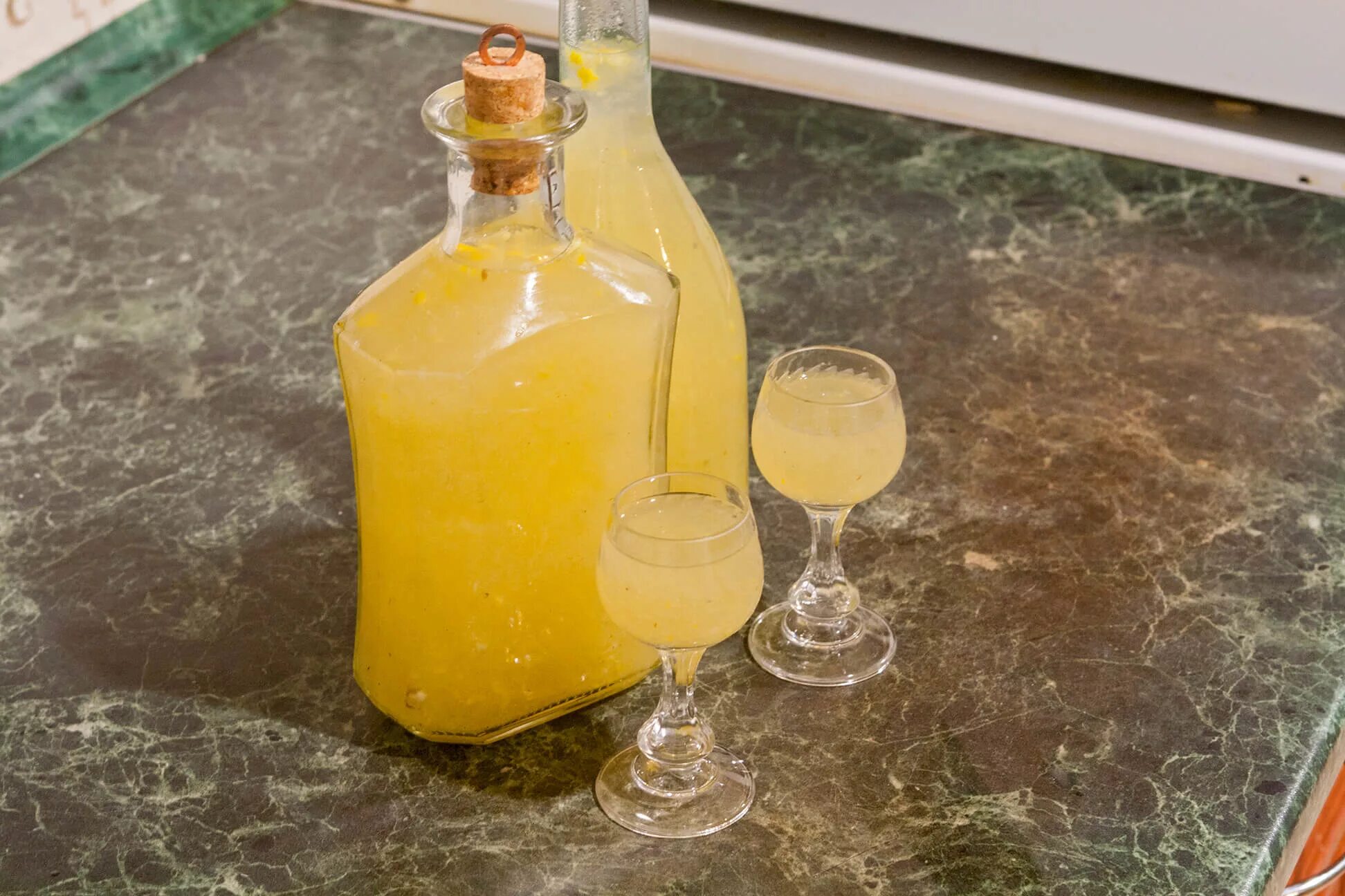 Рецепты приготовления лимончелло на самогоне. Лимонный ликёр Limoncello. Лимончелло ремесло. Лимончелло на самогоне. Лимончелло ликер на самогоне.