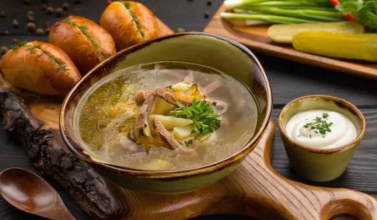 Красивый бульон. Мясной консоме. говяжий консоме. мясной бульон.