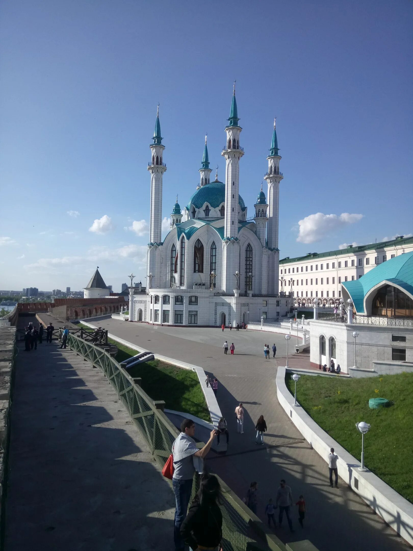 Какой будет май в казани. Кремль Казань. Майский Казань. Май Казань Казань. Природа в городе Казань.