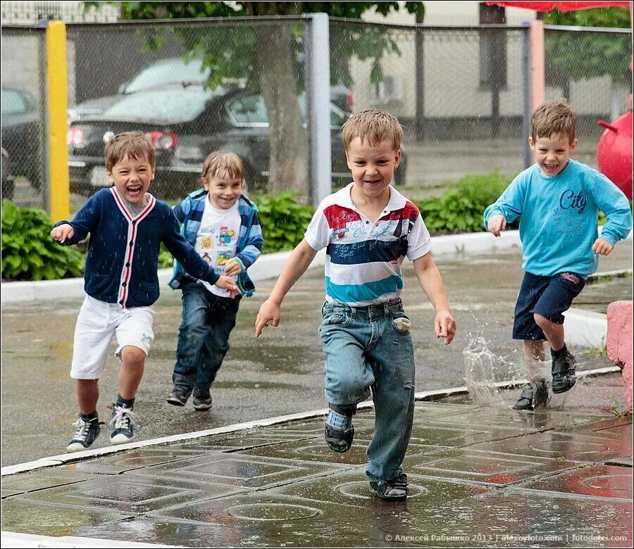Малыш в песочнице. Мальчик во дворе. Путешествие с детьми. Дети туристы. Дети не улице.