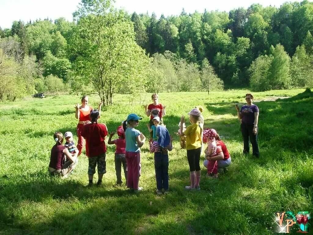 Экскурсия на природу. Дети на экскурсии на природе. Праздник на природе для детей. Дети на экскурсии в лесу. Сценки природа