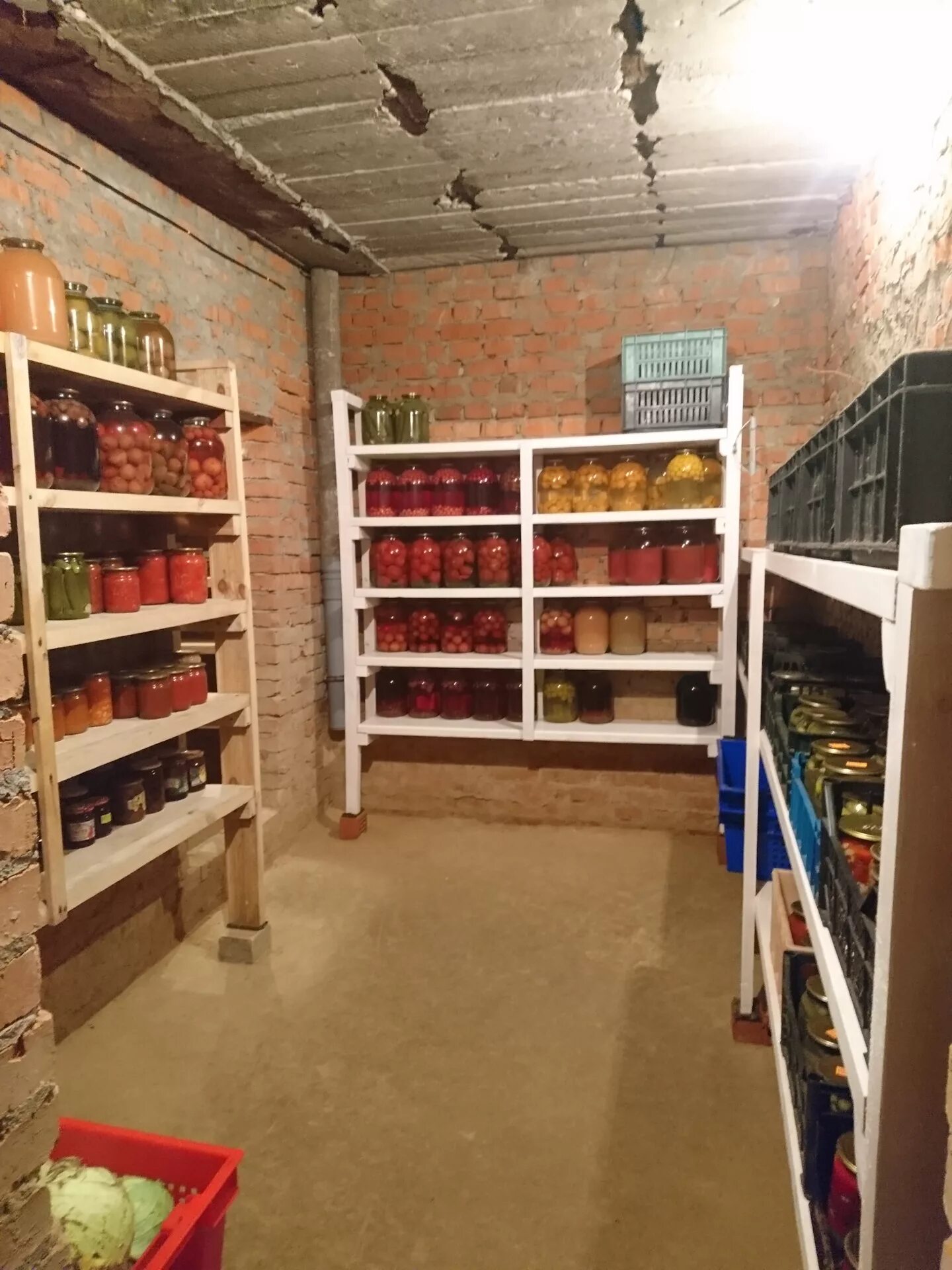 Что можно разместить в подвале. Что можно разместить в подвале. Погреб в гараже. Цокольный этаж интерьер. Цокольный этаж в частном доме.