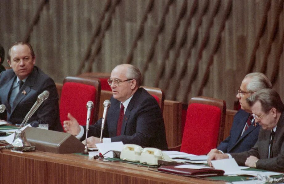 Введен пост президента ссср год. Горбачев избрание президентом СССР.