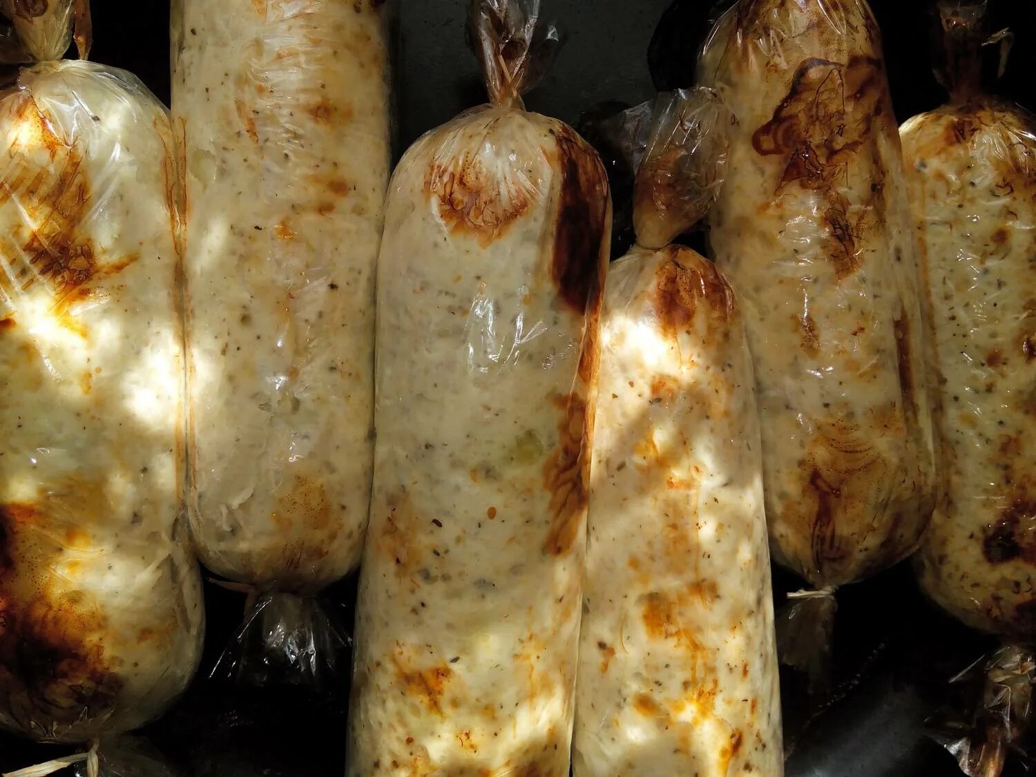 печеночная колбаса новосибирская. домашняя колбаса из курицы в пищевой пленке. молочная колбаса домашняя. кондитерская колбаска в пищевой пленке. пищевая пленка для колбасок.