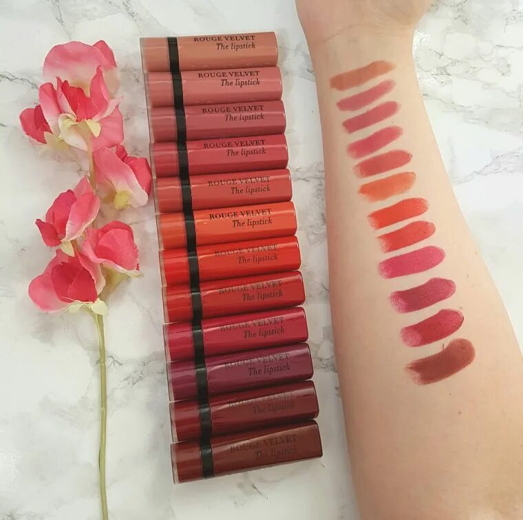 Матовая губная помада velvet. Bourjois rouge Velvet the Lipstick. Помада Bourjois rouge Velvet 16. Bourjois матовая губная помада rouge Velvet the Lipstick. Буржуа матовая помада rouge Velvet свотчи.