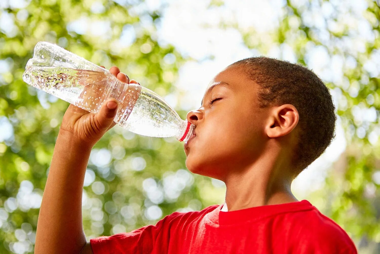 Дети пьют из бутылки. Ребенок пьет воду. Ребенок пьет из бутылки. Дети пьют энергетики. Напитки для мальчиков 12 лет.