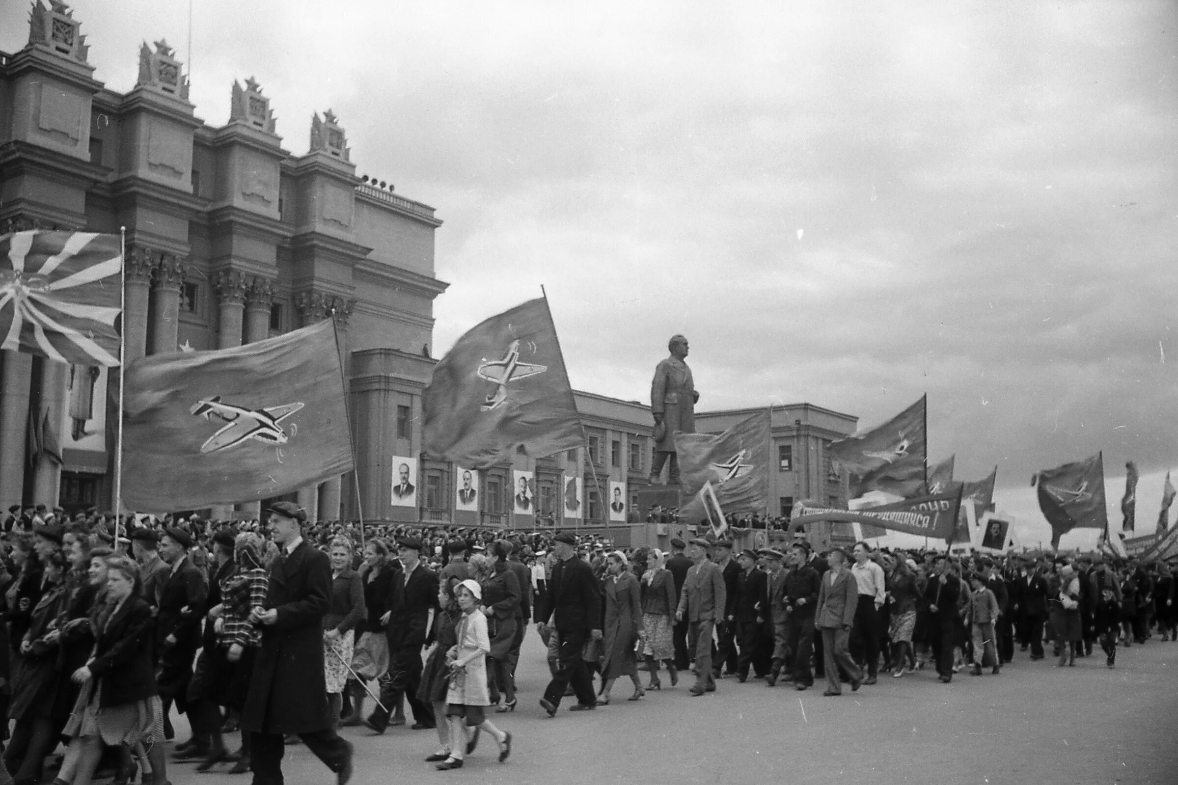 Победа куйбышева. Площадь Куйбышева 1942. Самара Куйбышев 1941. 1 Мая Самара Куйбышева. 1 Мая площадь Куйбышева.